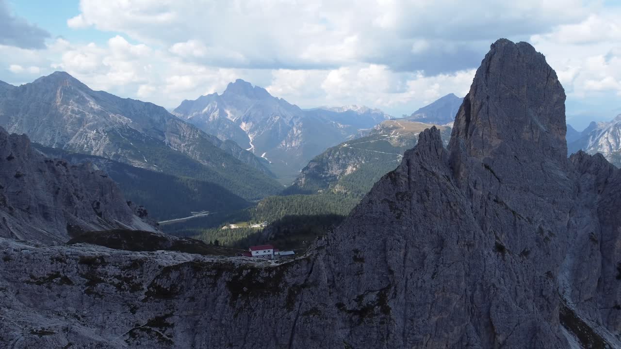una toma de dron de 4k de una casa ubicada en medio de las montañas de los dolomitas en el tirol del sur en italia