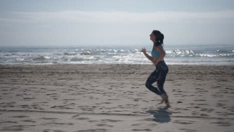 mujer corriendo en la playa
