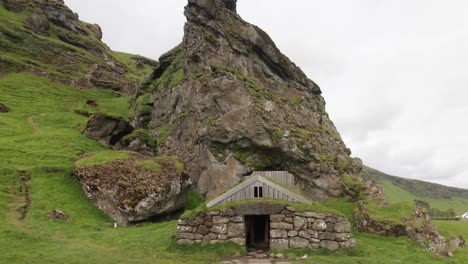 Antigua-Casa-De-Piedra-En-Islandia-Con-Cámara-Lenta-Inclinada-Hacia-Abajo