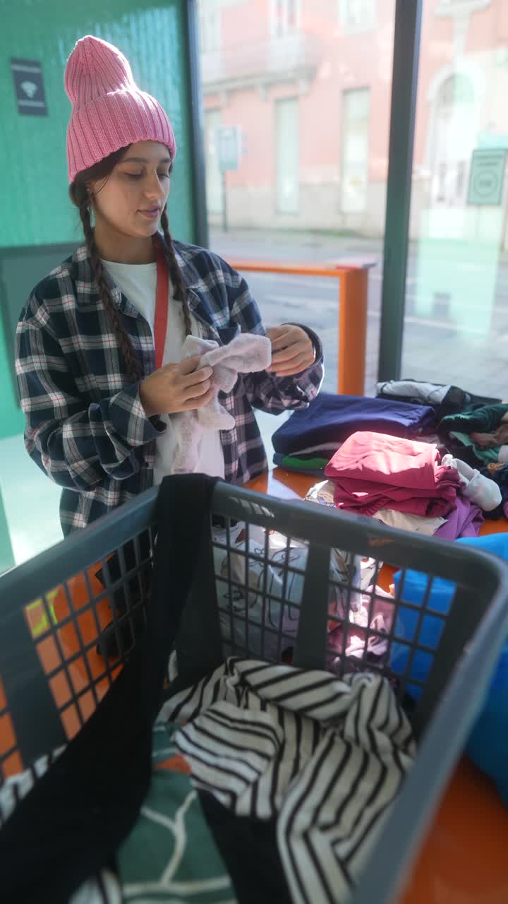 mujer clasificando ropa para la donación