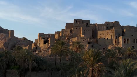 Arquitectura-Cúbica-En-El-Desierto-Oasis-Edificios-Diseño-Paisajístico-Por-Palmera-Datilera-Clima-Cálido-Vida-Extrema-Adobe-Arcilla-Casa-De-Barro-Diseño-Del-Castillo-Cima-De-La-Colina-Pueblo-Urbano-Rural-Campo-Marruecos-Egipto-Irán