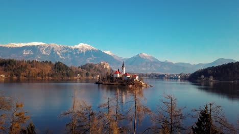 Luftaufnahmen-Von-4K-Drohnen-Vom-Bleder-See-In-Slowenien