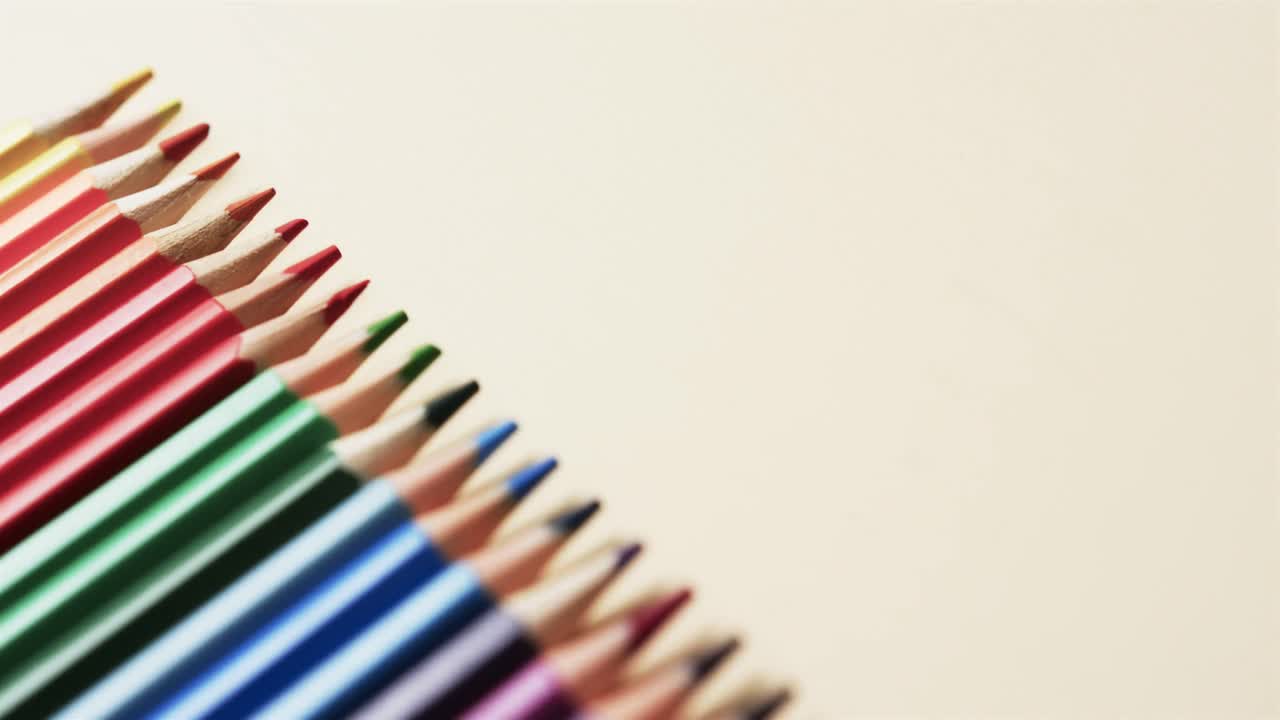 베이지색 배경 에 복사 공간 과 함께 배열 된 크레이온 들 의 상상, 느린 동작