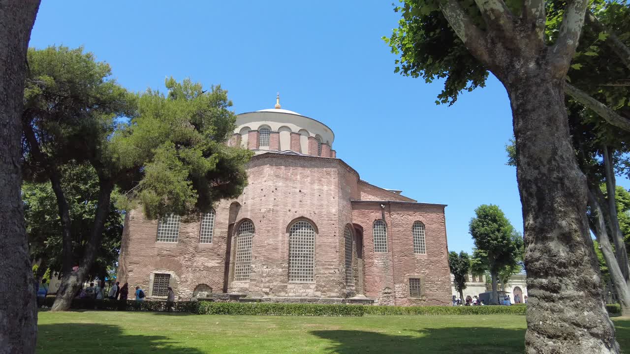 edificio histórico en un parque