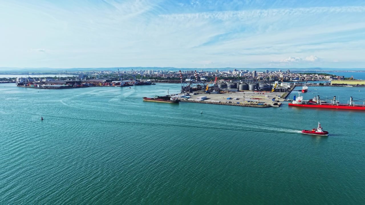 Vista calma del porto. Porto industriale con paesaggio pacifico. Sereno porto industriale dall'alto che osserva le navi. Ampia prospettiva aerea di un tranquillo porto marittimo industriale.