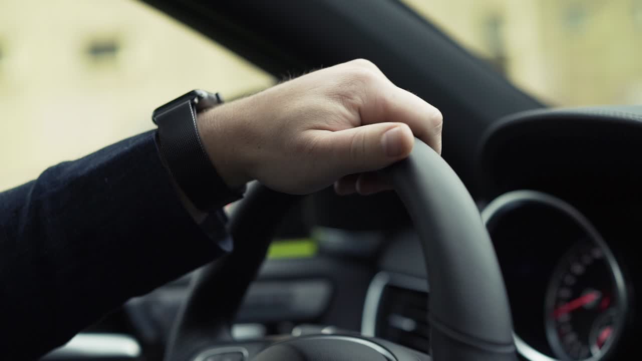 persona que conduce un automóvil