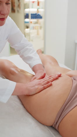cosmetólogo hace mujer cavitación lpg masaje de rollo de vacío en las piernas cifras de corrección en la clínica