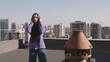 Mujer-Morena-En-Una-Terraza