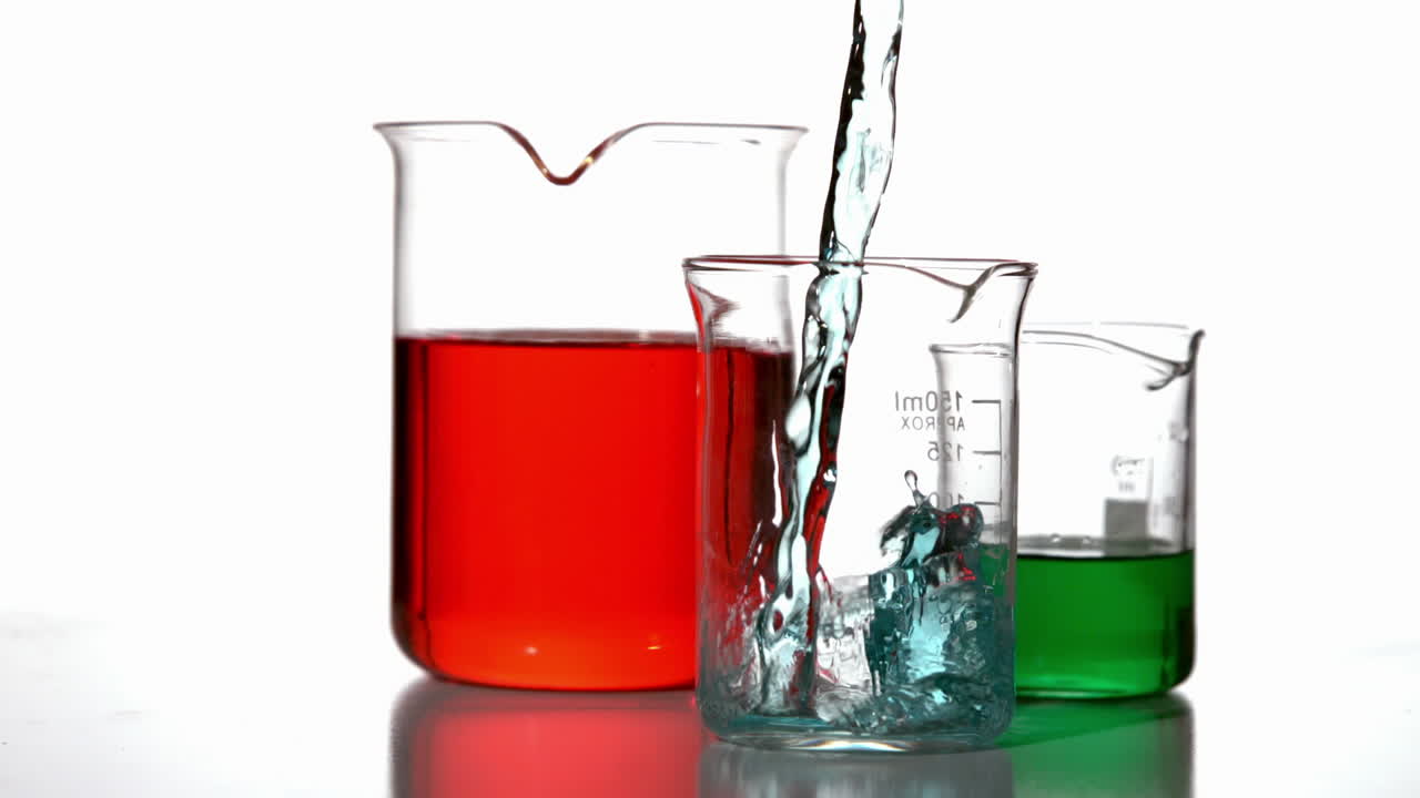 líquido azul que se vierte en el vaso