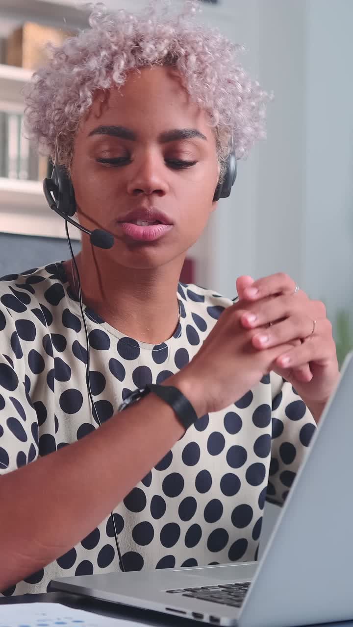 Giovane professionista afroamericana, specialista del servizio clienti al lavoro.