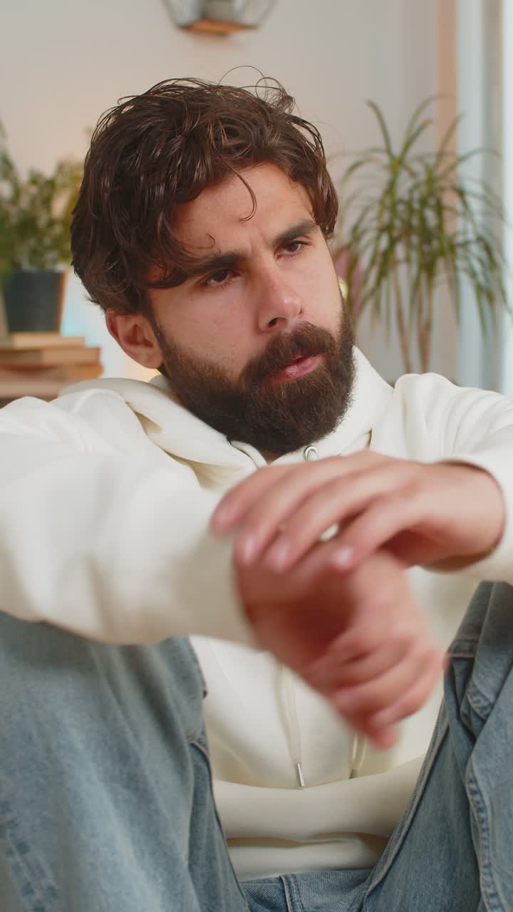 un joven indio triste y frustrado sentado en casa parece pensativo pensando en los problemas de la vida solitaria