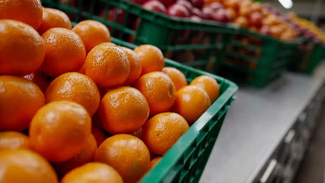 oranges and apples display in grocery store