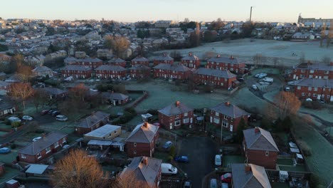 uma vista de drone captura a fama da propriedade do conselho de dewsbury moor, um típico desenvolvimento habitacional urbano do conselho do reino unido com casas em terraços de tijolos vermelhos e o industrial yorkshire