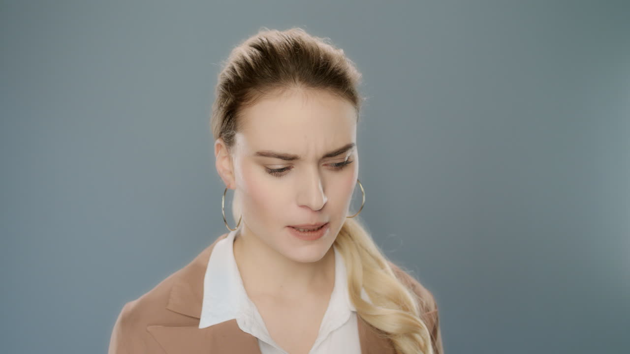 사려 깊은 여성이 아이디어를 가지고 있습니다. 스튜디오에서 아이디어를 생각하는 비즈니스 여성의 초상화