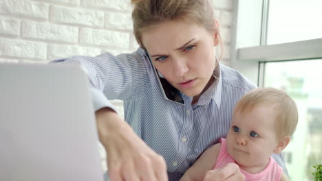 Geschäftsfrau-Mit-Sprechendem-Babytelefon.-Geschäftsmutter-Arbeitet