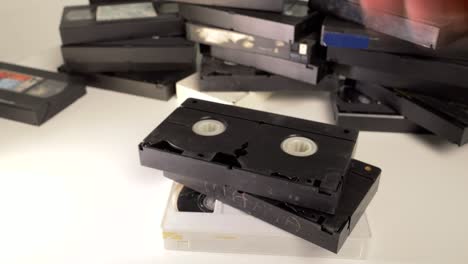 arreglando viejas cintas de vhs gastadas en una pila