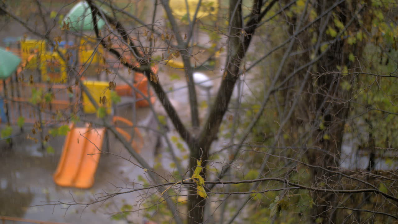 otoño en la ciudad mal tiempo frío con nieve cayendo