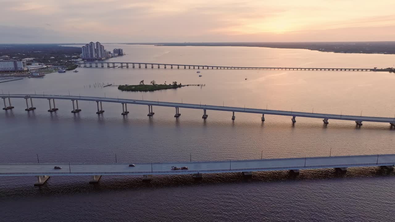 미국 플로리다에 있는 포트 마이어스 다리 (fort myers bridge) 의 공중 뒷면