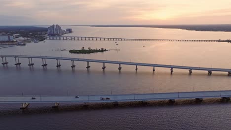 미국 플로리다에 있는 포트 마이어스 다리 (fort myers bridge) 의 공중 뒷면