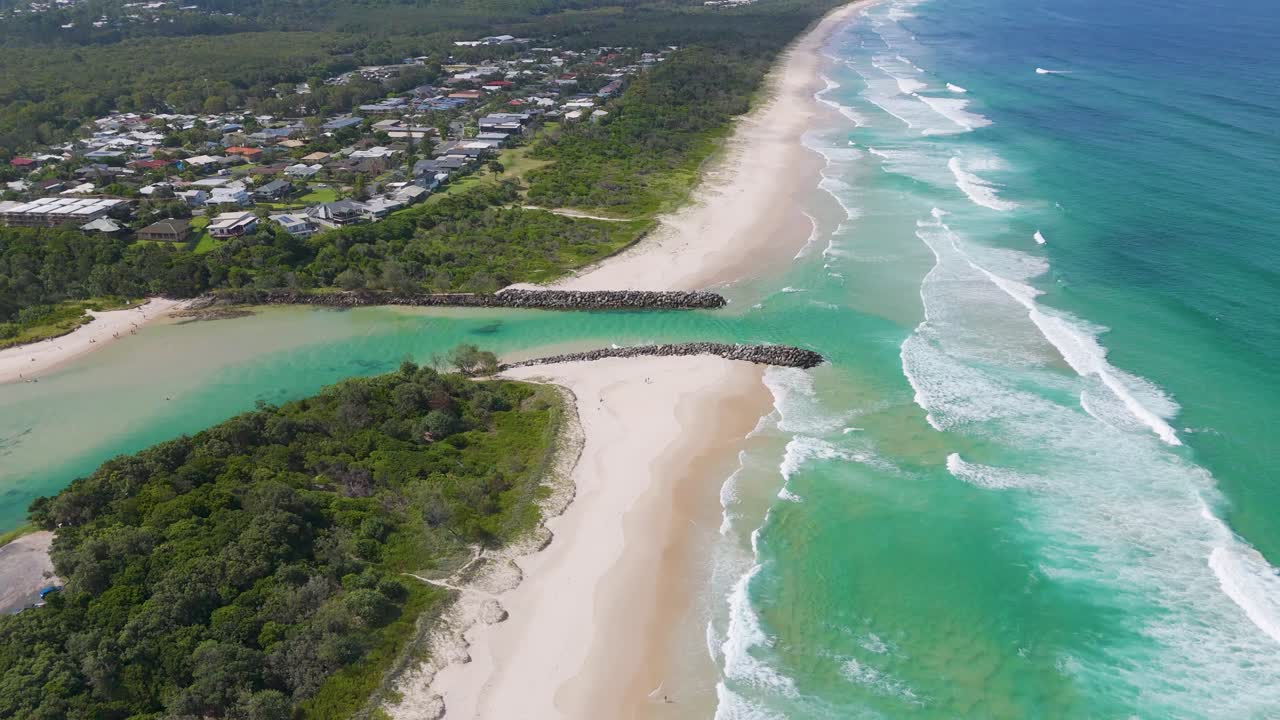 해변과 바다를 가진 경치 좋은 해안 풍경