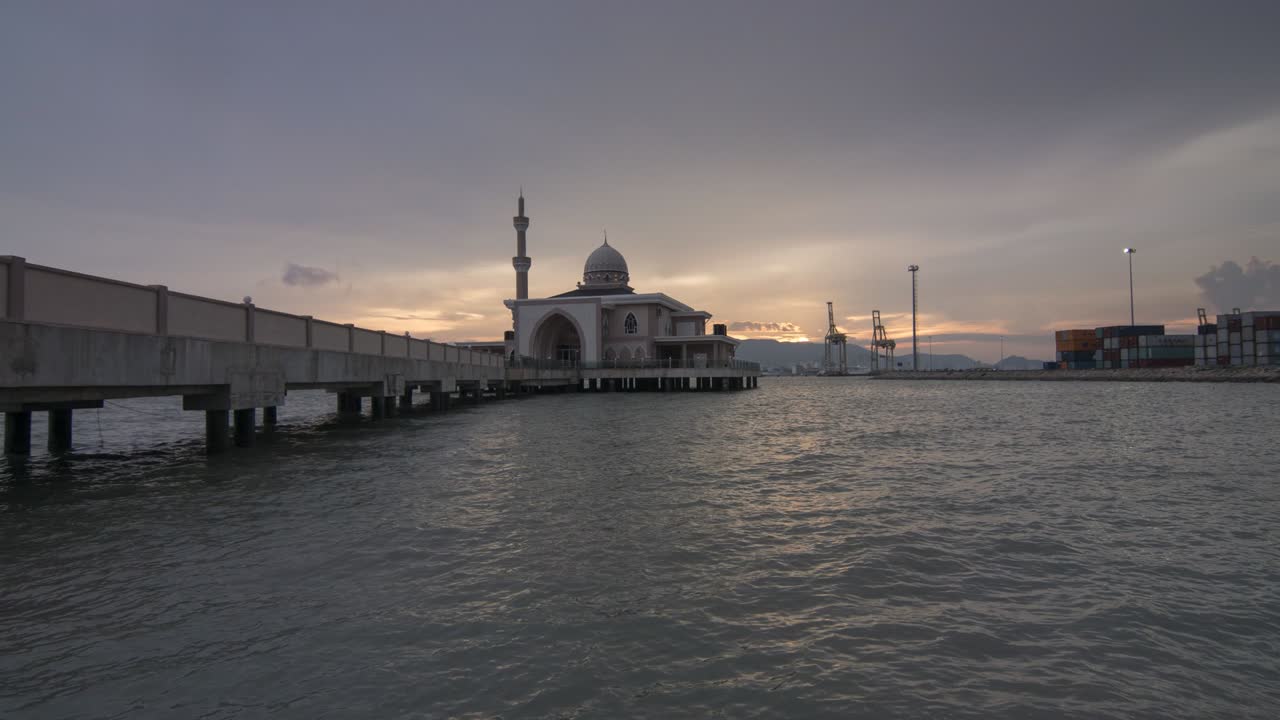 timelapse hermoso cielo de nubes de llama en la mezquita flotante