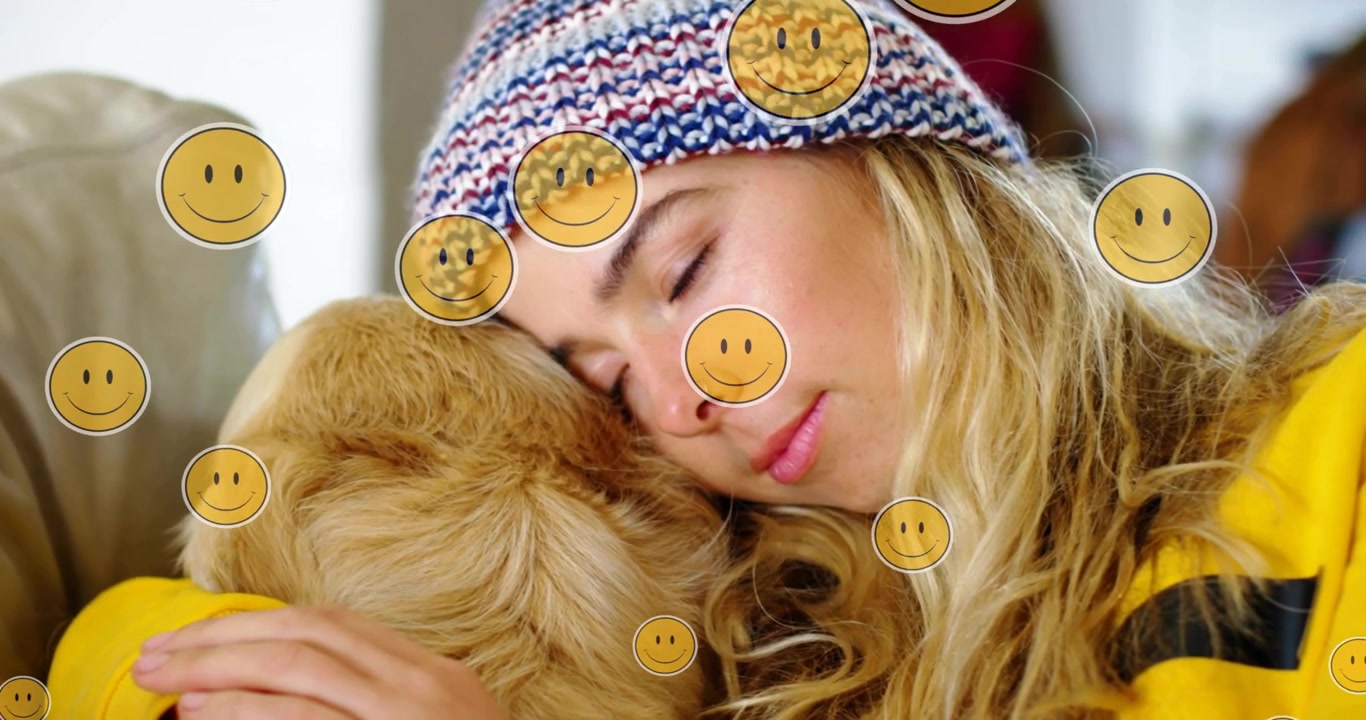 Kvinde krammer hvalp, hvilket får smiley-ikoner til at dukke op omkring en strikhue, der fremmer kæledyrspleje.