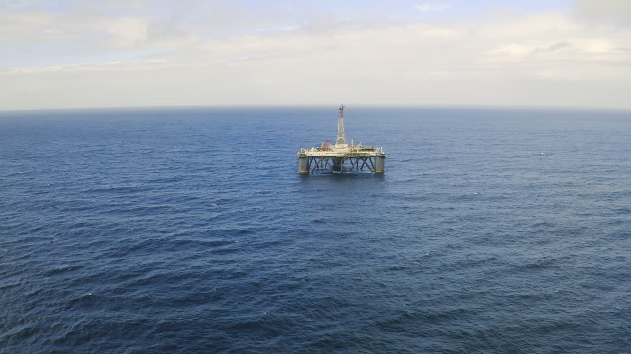 plataforma petrolera en el océano