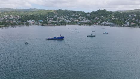 Toma-Aérea-De-Bahia-De-Samana-Con-Botes-Anclados-Y-Barcos-Durante-El-Día-Nublado