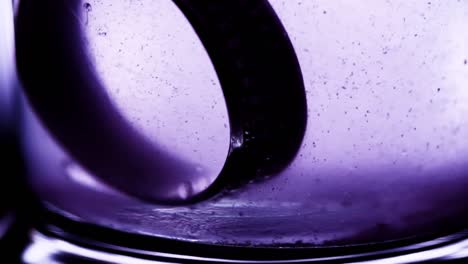 movimiento lento de alta velocidad del aceite que fluye en burbujas de agua se eleva lentamente hacia arriba