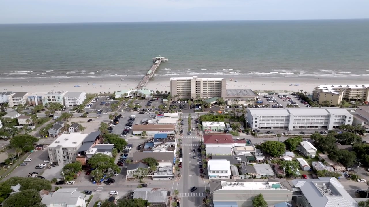 Trung tâm Folly Beach, South Carolina với video drone đang hạ xuống