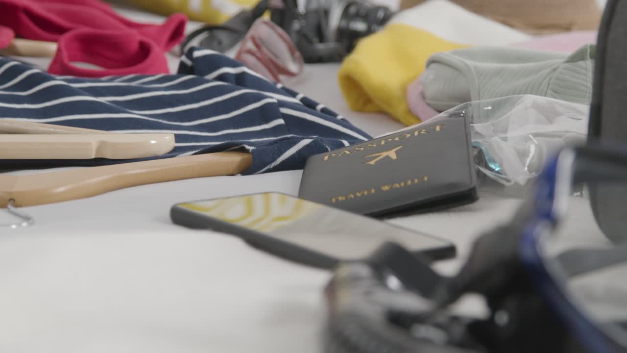 cerrar la maleta abierta en el dormitorio en casa siendo empacado para las vacaciones de verano