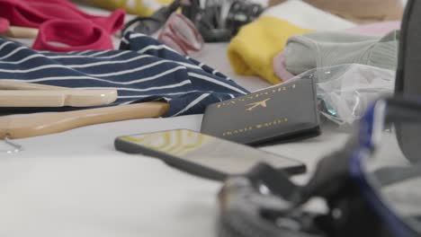 cerrar la maleta abierta en el dormitorio en casa siendo empacado para las vacaciones de verano
