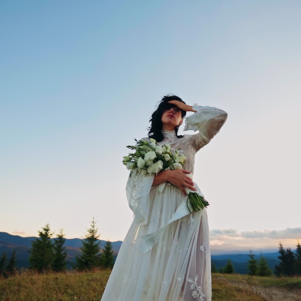 Smuk, ung kvinde går tur i naturen. Flot kvinde i kjole i smukke landskaber.