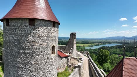 Luftdrohnen-Fliegen-über-Der-Alten-Burg-Žovnek-Braslovče-Grüne-Hügel-Tal-Slowenien-Landschaft-Reise--Und-Tourismusziel