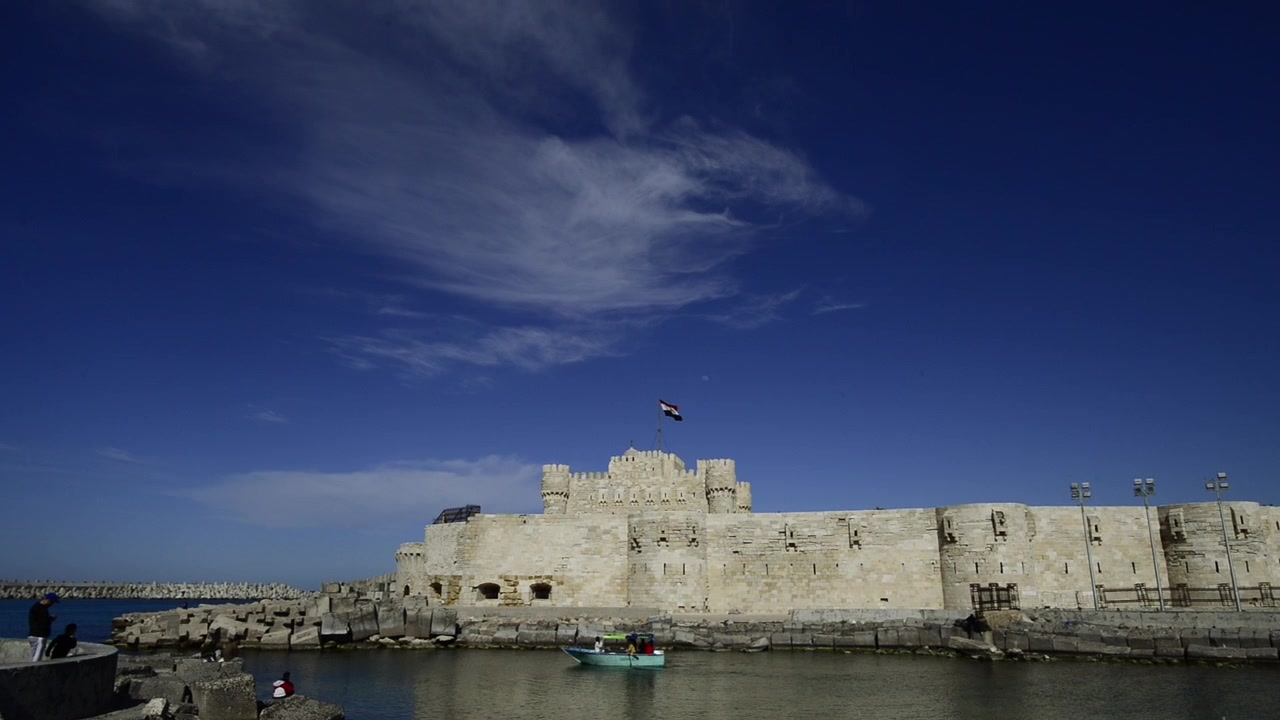 Pevnost v Citadele Qaitbay v Alexandrii, Egypt. Lodě s turisty