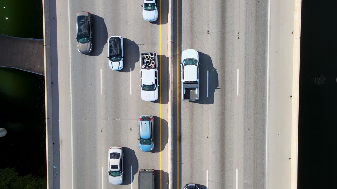 Myldretidstrafik set lige ned fra en drone, der bevæger sig med trafikken.