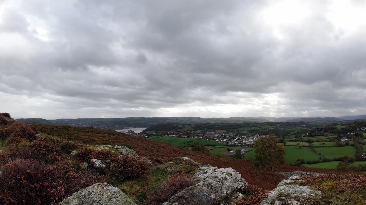 moody rolling tormentoso nubes nubladas moviéndose a la izquierda timlapse de tierras rurales de campo inglés
