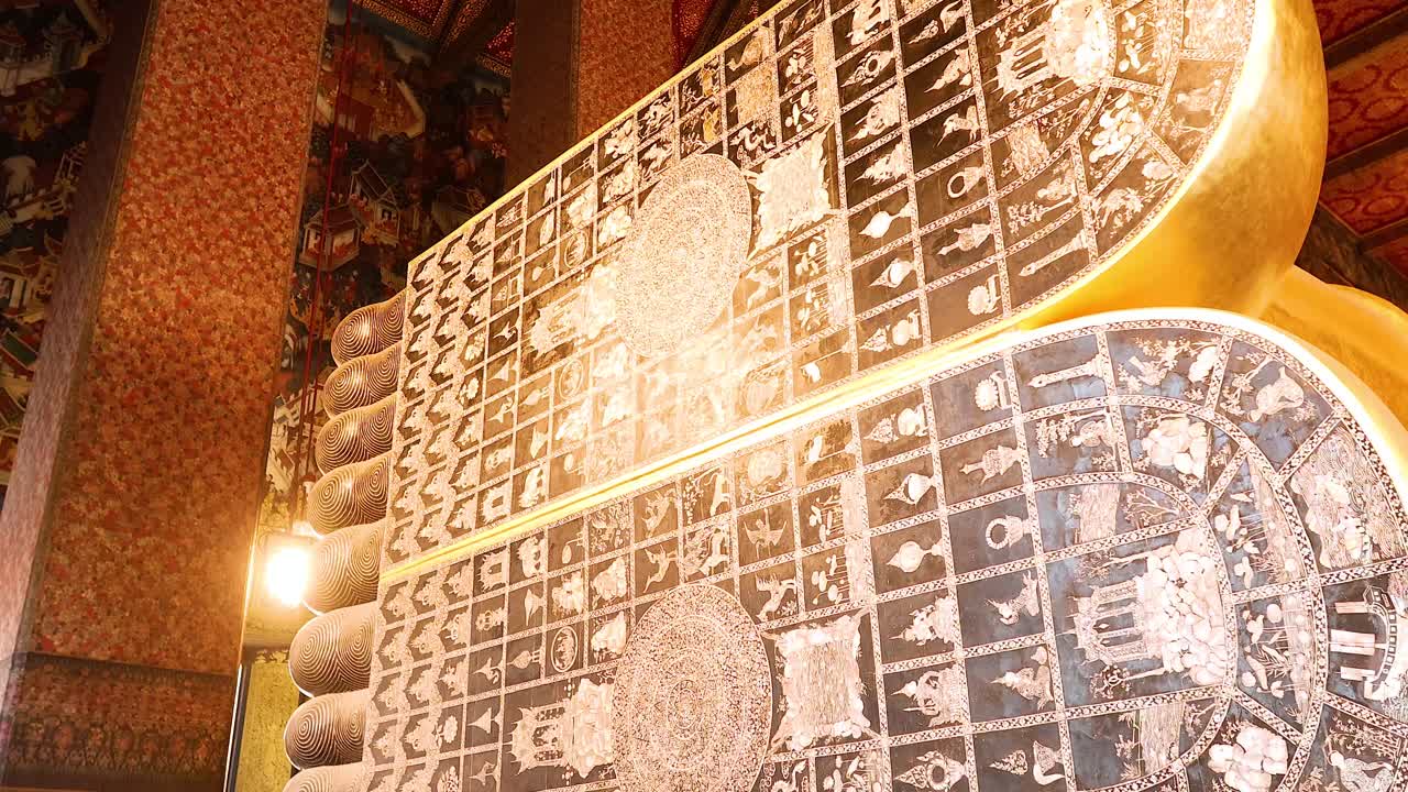 복잡한 디자인으로 된 황금 부처의 발