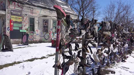 artículos abandonados, incluidos los zapatos en la nieve en una sección del gueto del centro de detroit, michigan