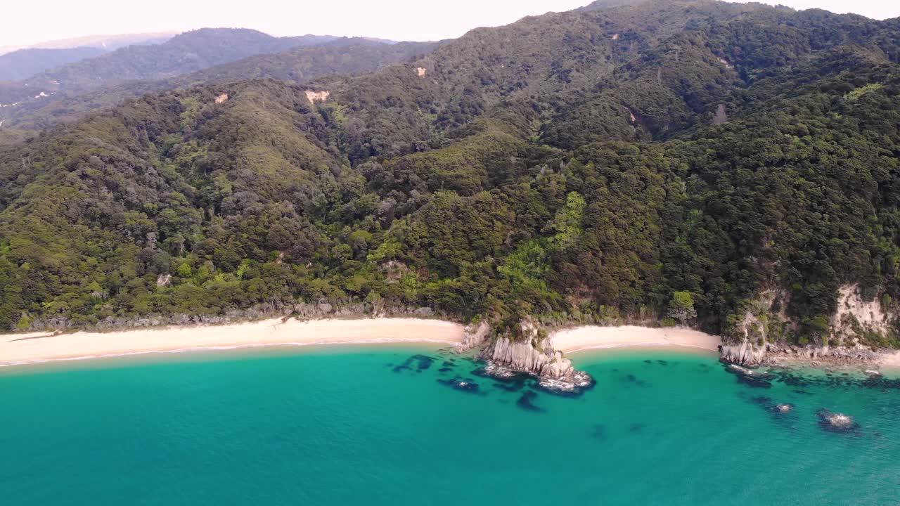 Paesaggio costiero di Anapai Bay, ripresa aerea in retrocessione con rivelazione