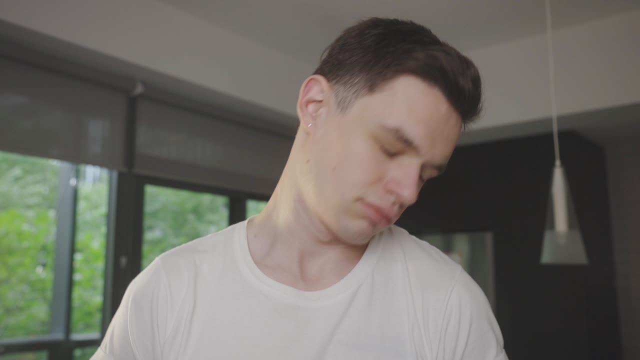 머리 회전 운동 클로즈업  ⁇ 으로 워밍업하는 남자