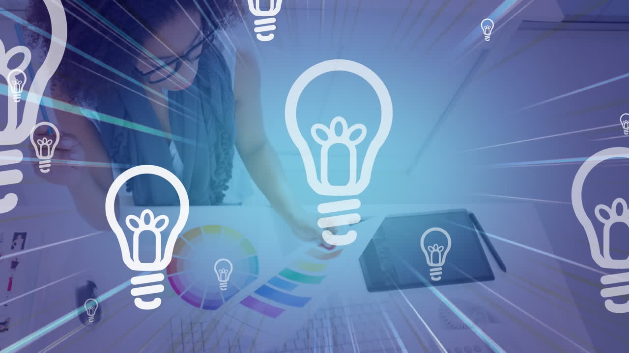 animación de iconos de bombillas sobre una mujer de negocios que sostiene documentos