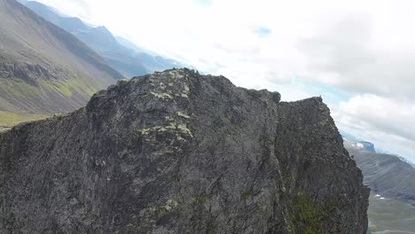 Die-FPV-Drohne-Begibt-Sich-Auf-Einen-Epischen-Aufstieg,-Bezwingt-Einen-Hoch-Aufragenden-Berg-Und-Stürzt-Sich-Dann-Aufregend-In-Die-Steile-Senkrechte-Wand,-Wobei-Sie-Der-Schwerkraft-Auf-Atemberaubende-Weise-Trotzt