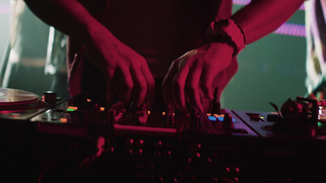 dj en un club nocturno