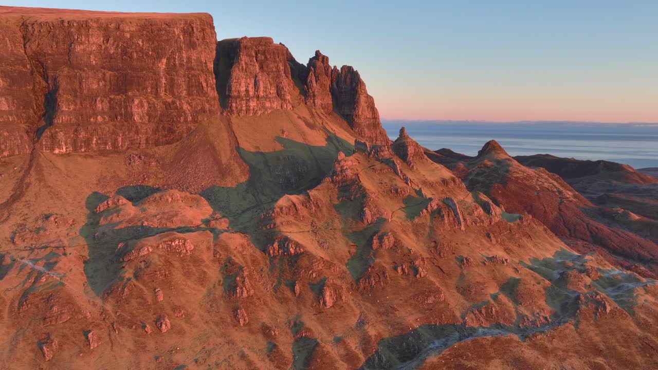 무너지는 절벽과 날카로운 지질학적 지진 특징은 겨울에는 새벽의 빛에 목욕합니다.