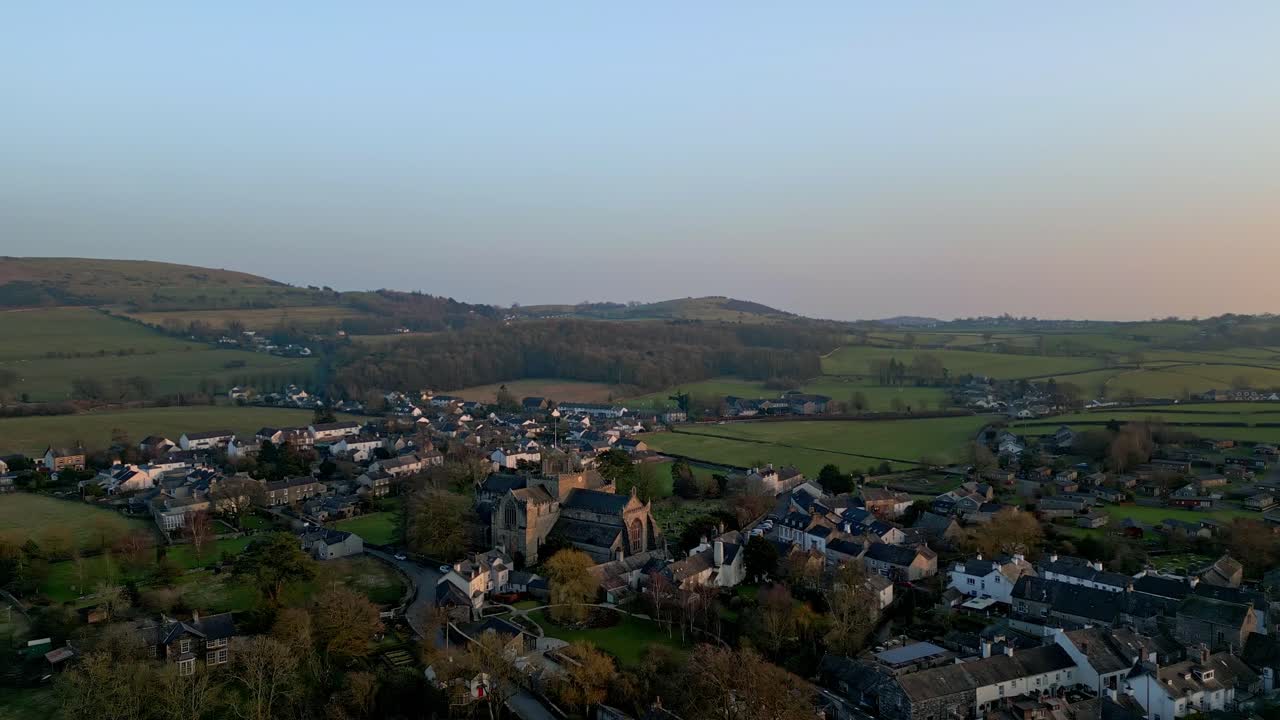 imágenes aéreas del pueblo medieval de cartmel en el distrito inglés de los lagos tiene un rico patrimonio y una variada lista de actividades para visitantes y turistas