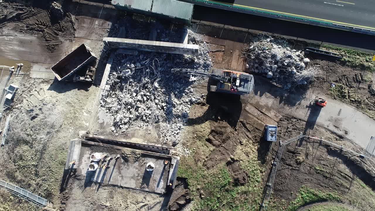 imágenes aéreas de drones de un sitio de construcción que trabaja en un puente