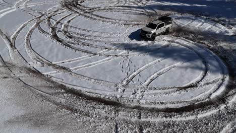 Imagen-De-Un-Dron-De-Un-Vehículo-Todoterreno-A-La-Deriva-En-Un-Terreno-Nevado