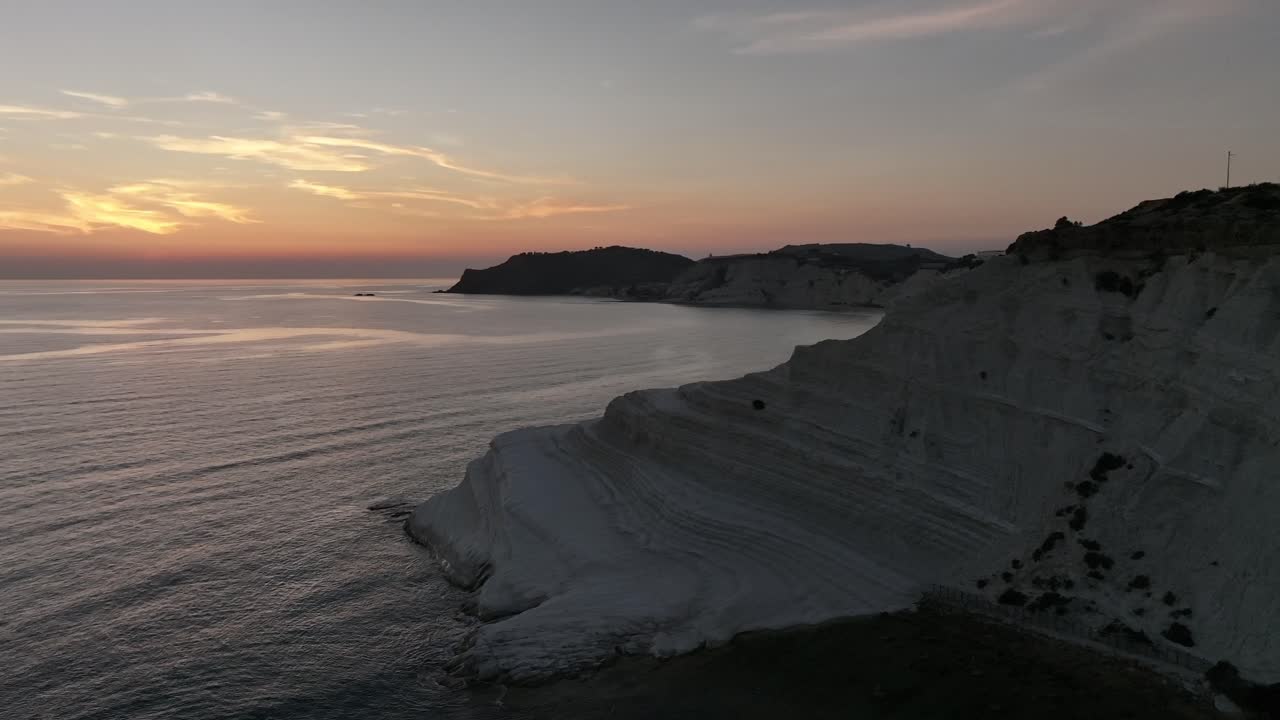 Scogliere siciliane al tramonto, Italia - veduta panoramica aerea.