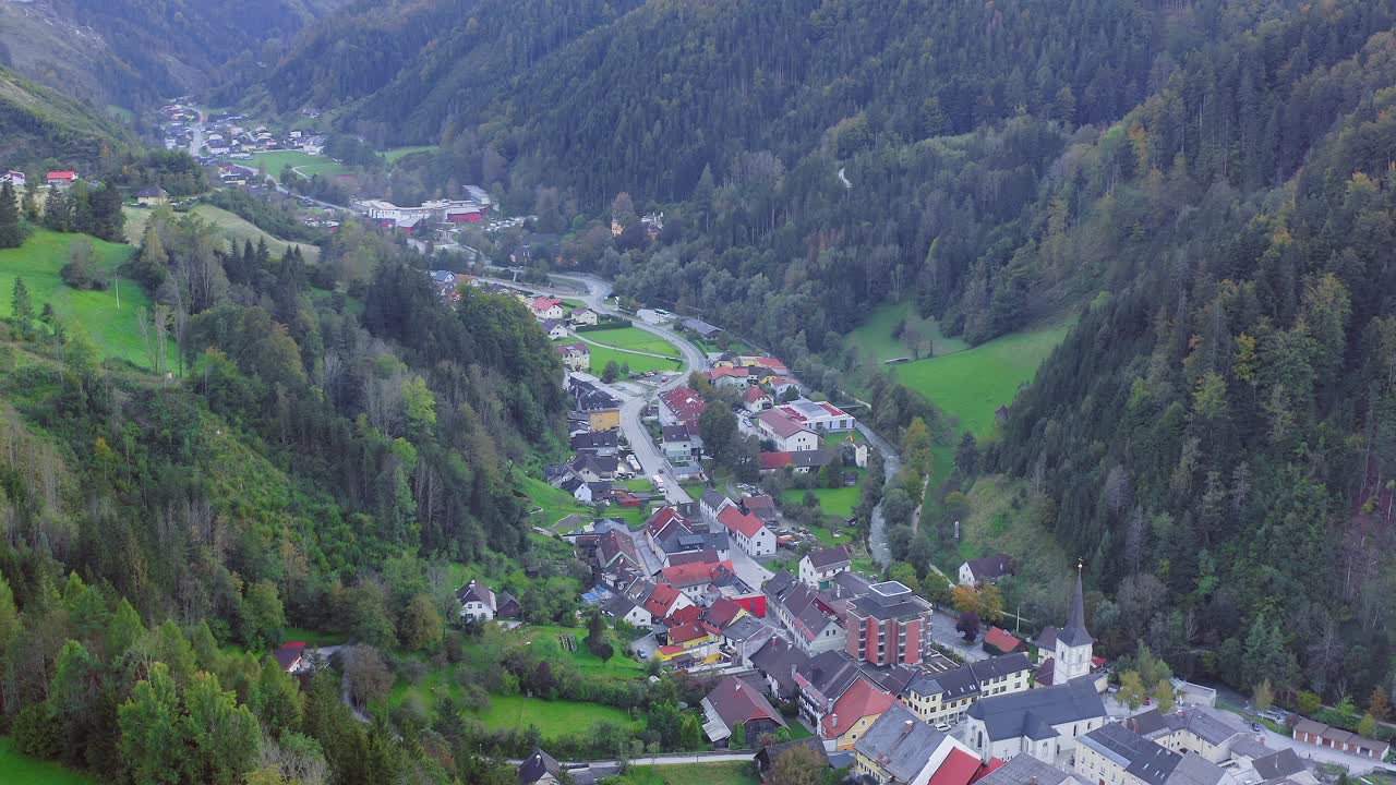 vista de drones de una ciudad en el valle de la montaña en eisenkappel-vellach, austria